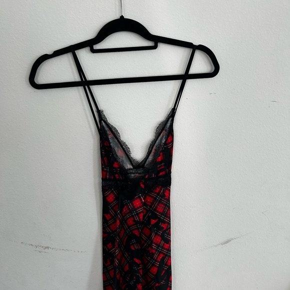 Victoria’s Secrets Dream Angel Women’s Red & Black Plaid Slip & Robe Set

Size S - Picture 4 of 12